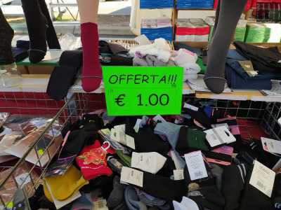 ...e cestoni traboccanti di calze e tessuti sfusi venduti a un euro o poco pi�